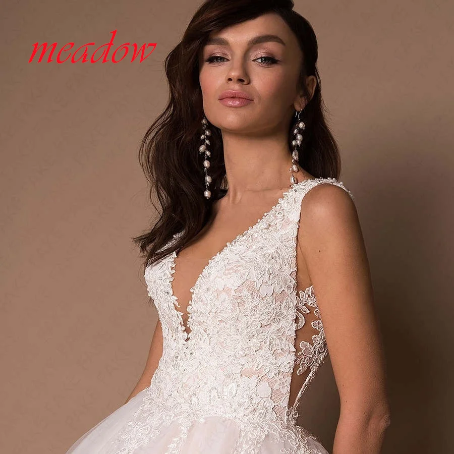 

Customized White Simple Sexy Lace Wedding Dress Fashion High Quality Spaghetti Straps V-neck Bridal Party High Quality Dreamy
