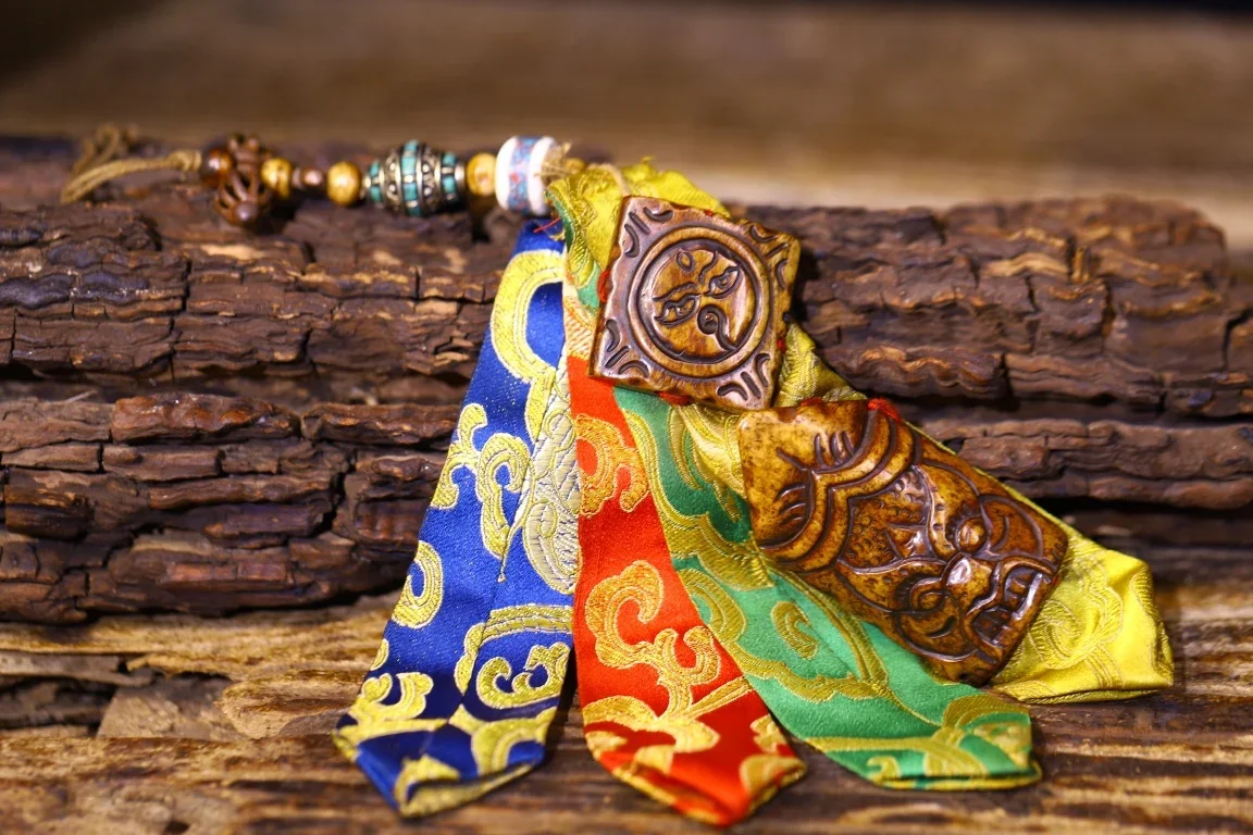 

10"Tibetan Temple Collection Old Gabala Buddha Clothes Piece GARUDA Mahakala Buddha Head Buddha Card Prayer Flag Pendant Amulet