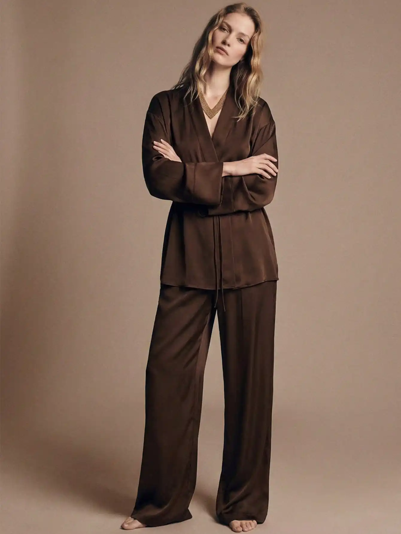 

Женский осенне-зимний костюм из сатина: кардиган с длинными рукавами и завязками спереди, однотонный, и брюки с эластичной талией.