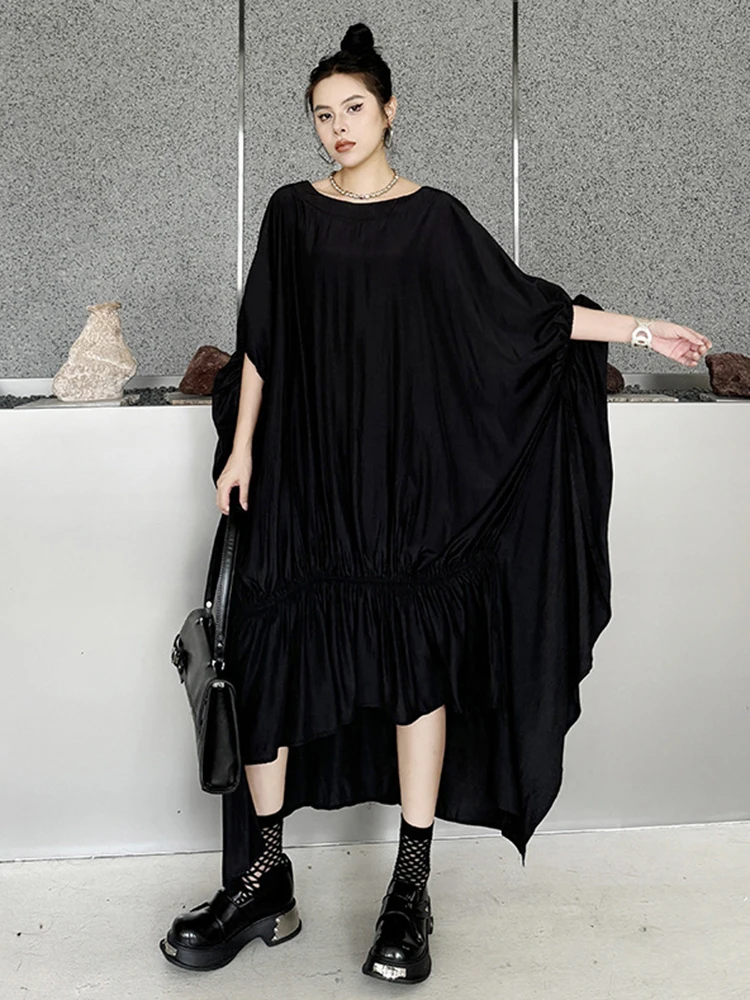 [EAM] Women Black Pleated Irregular Big Size Long Dress New Round Neck Half Sleeve Fashion Tide Spring Summer 2024 1DH6284