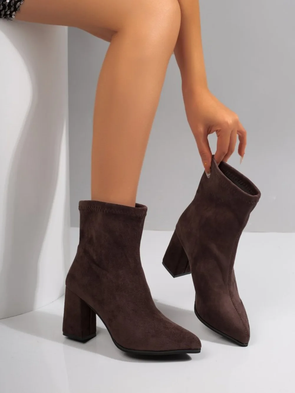 2026 Winter Damenstiefel Spitze Stretch-Sockenstiefel Modische Einfarbige Damenschuhe Hochhackige Kurze Stiefel Moderne Damenschuhe – Detail 4