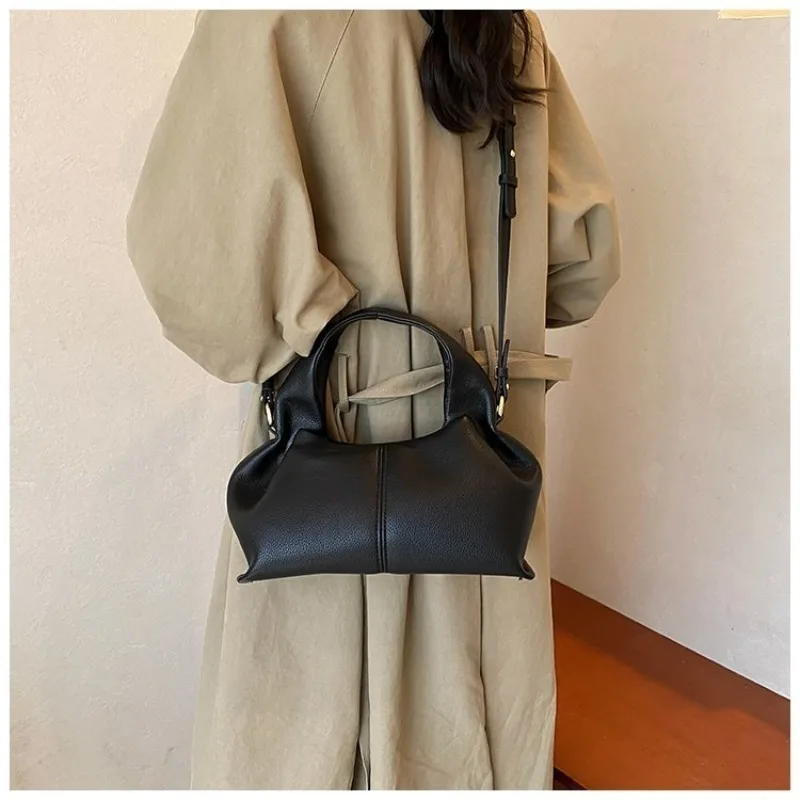 Mini-Halbmond-Umhängetasche, kompakt & stilvoll mit Wildleder-Finish und Bärenmotiv, kleine Kapazität für alltägliche Freizeitaktivitäten & Arbeit – Detail 11