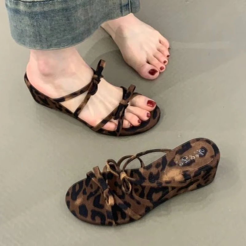 Wedges Sandal Hak Sedang Sepatu Wanita Macan Tutul Elegan Pita 2025 Sandal Musim Panas Mode Gaun Pump Sandal Jepit Sandalias De Mujer