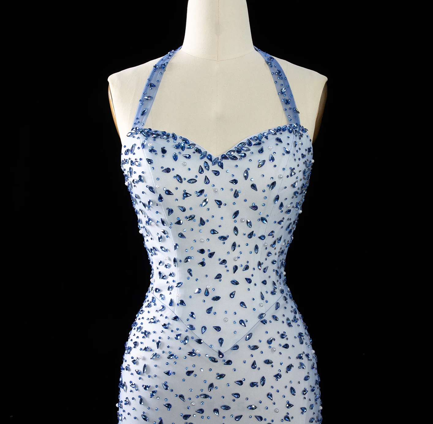 Sharon Said Blaues Etuikleid mit Cape, Luxuriöses Kristall-Neckholder-Rückenfreies Abendkleid für Damen, SS715 Maßanfertigung – Detail 11