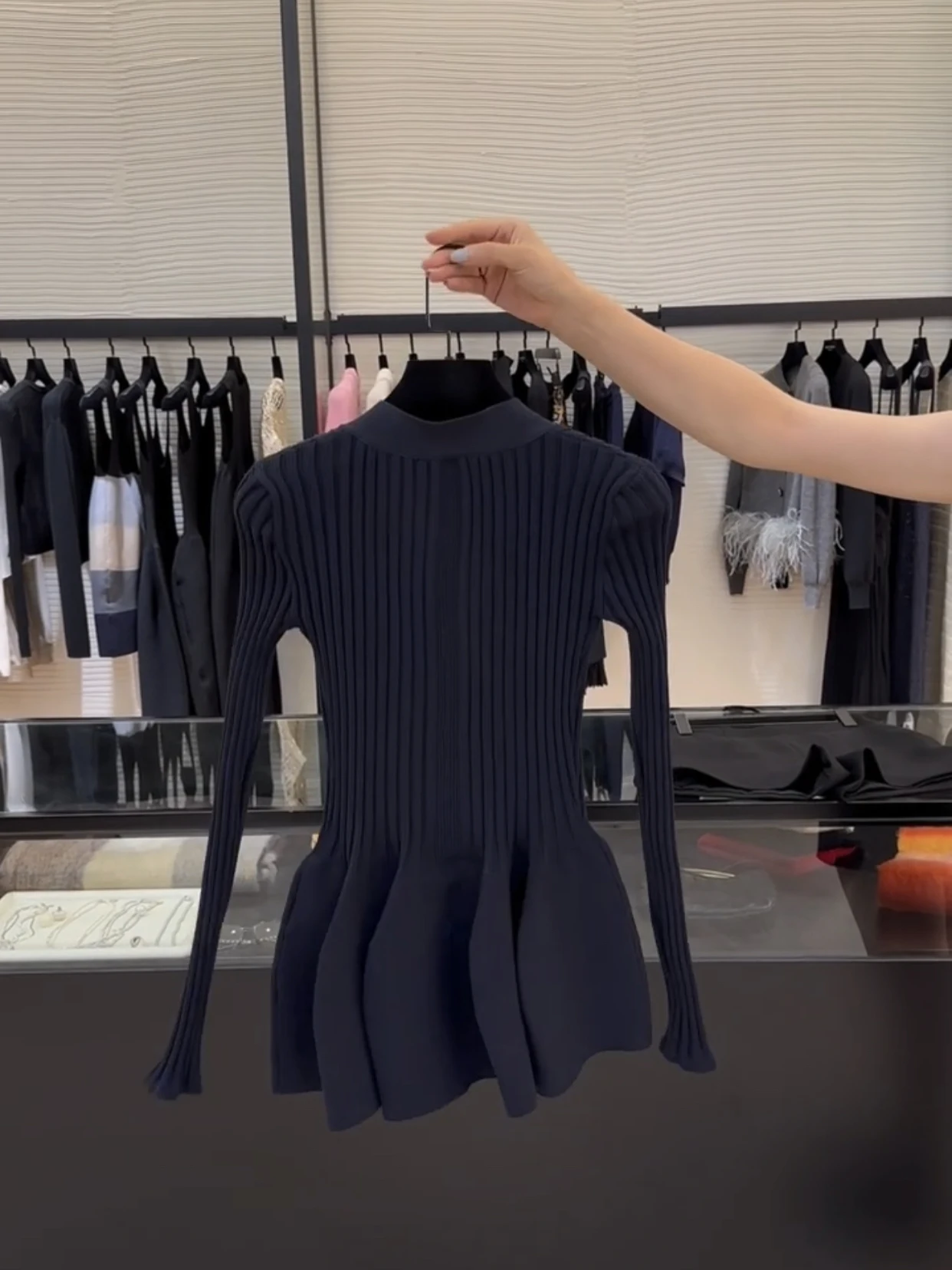 レディース ニット Vネック セーター 春 秋 冬 ファッション デザイン 花のつぼみの裾 シングルボタン カジュアル 快適 長袖