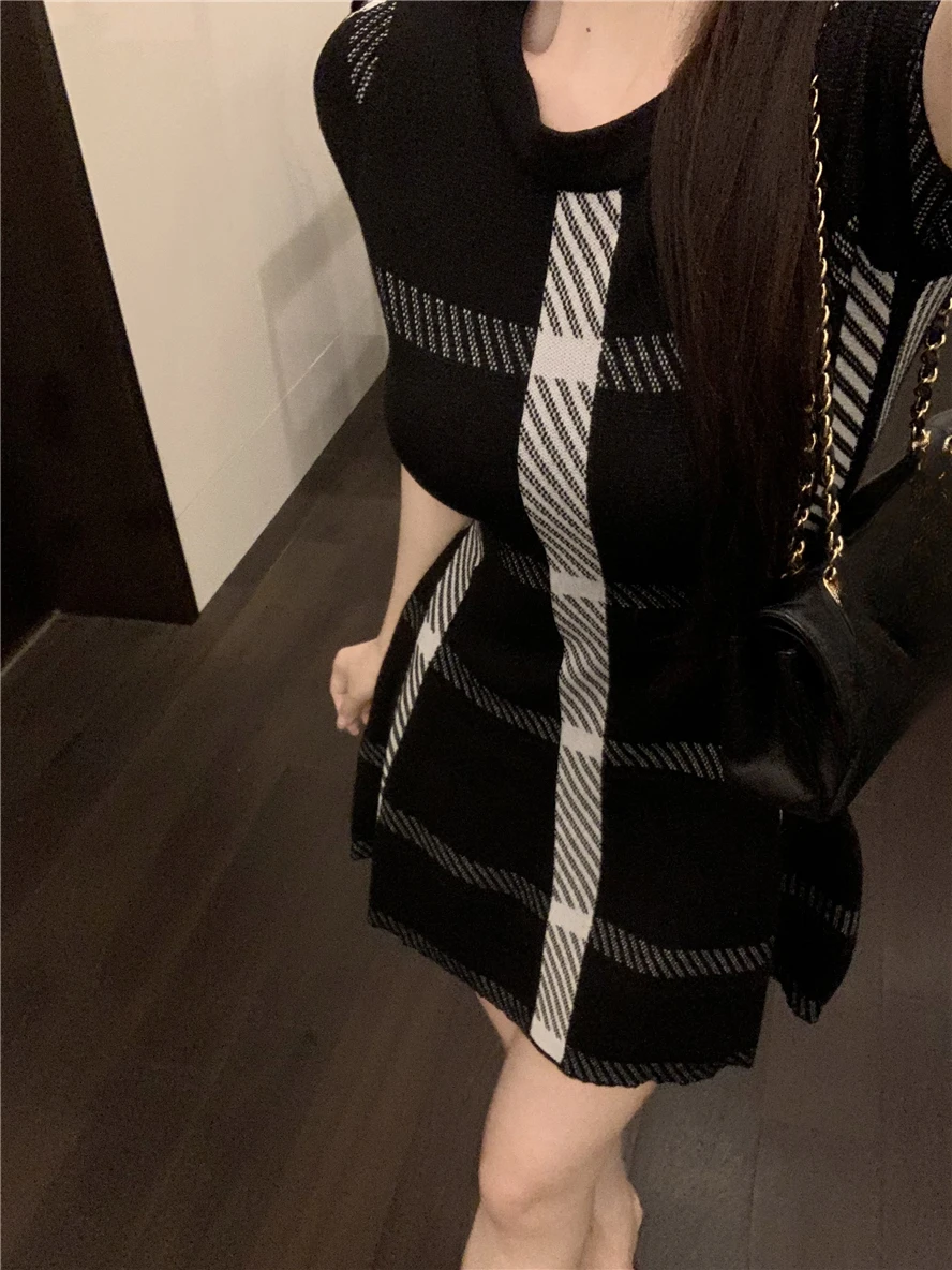 KUSAHIKI Black Plaid Knitted Short Sleeved Dress Women\'s Summer Elegant Slim Fit Round Neck A-line Sweater Vestidos De Mujer