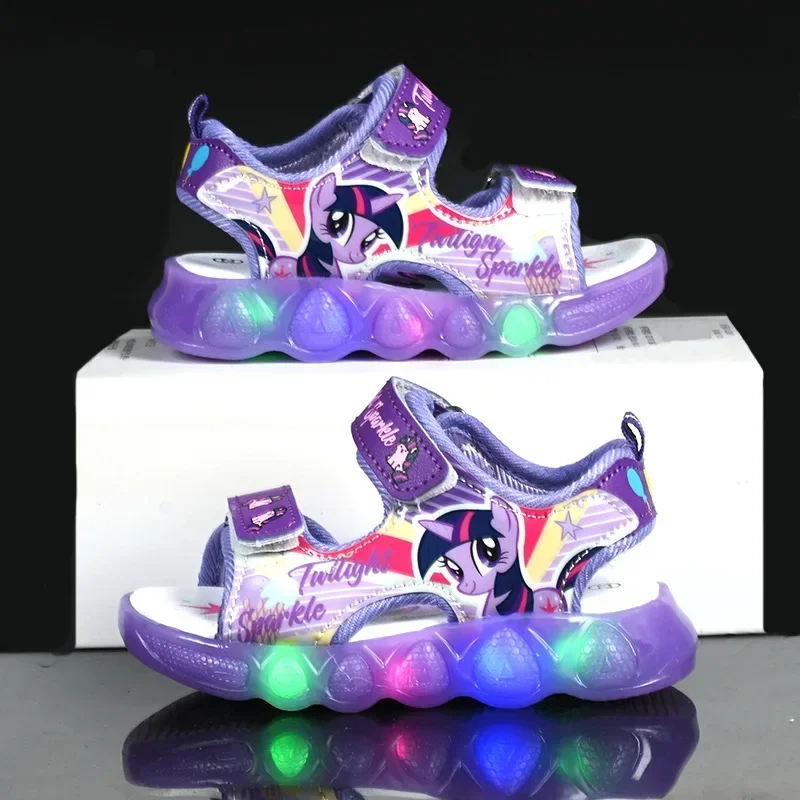 

Новинка лета 2024, стильная детская обувь со светодиодной подсветкой, модные сандалии для маленьких девочек, детская светящаяся обувь с мультяшным принтом, пляжная обувь