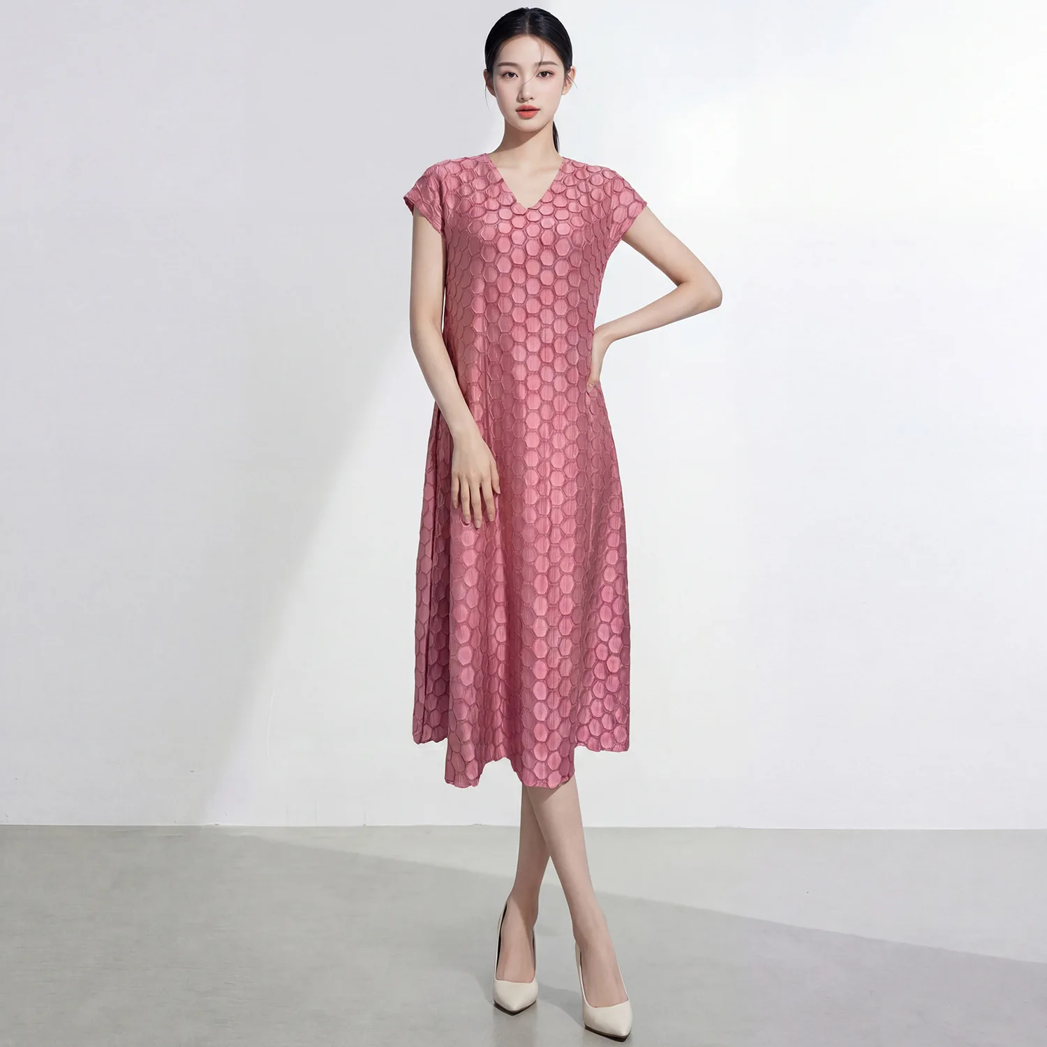 

Miyake Solid-color Short-sleeved V-Neck Pleated Summer Women's Dress 3D Striped Pullover Dresses 2026 Summer New 2DB6905