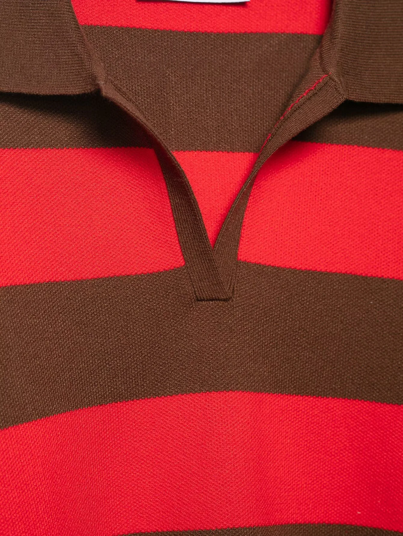 سترة نسائية غير رسمية جديدة لخريف 2025 بألوان متباينة بسيطة وياقة بولو مخططة وأكمام طويلة