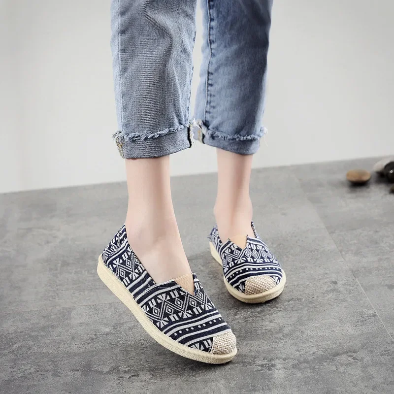 Women Summer Mesh Breathable Flat Shoes Women Comfortable Lightweight Sports Leisure Fashion Slippery Shoes  Mainland China