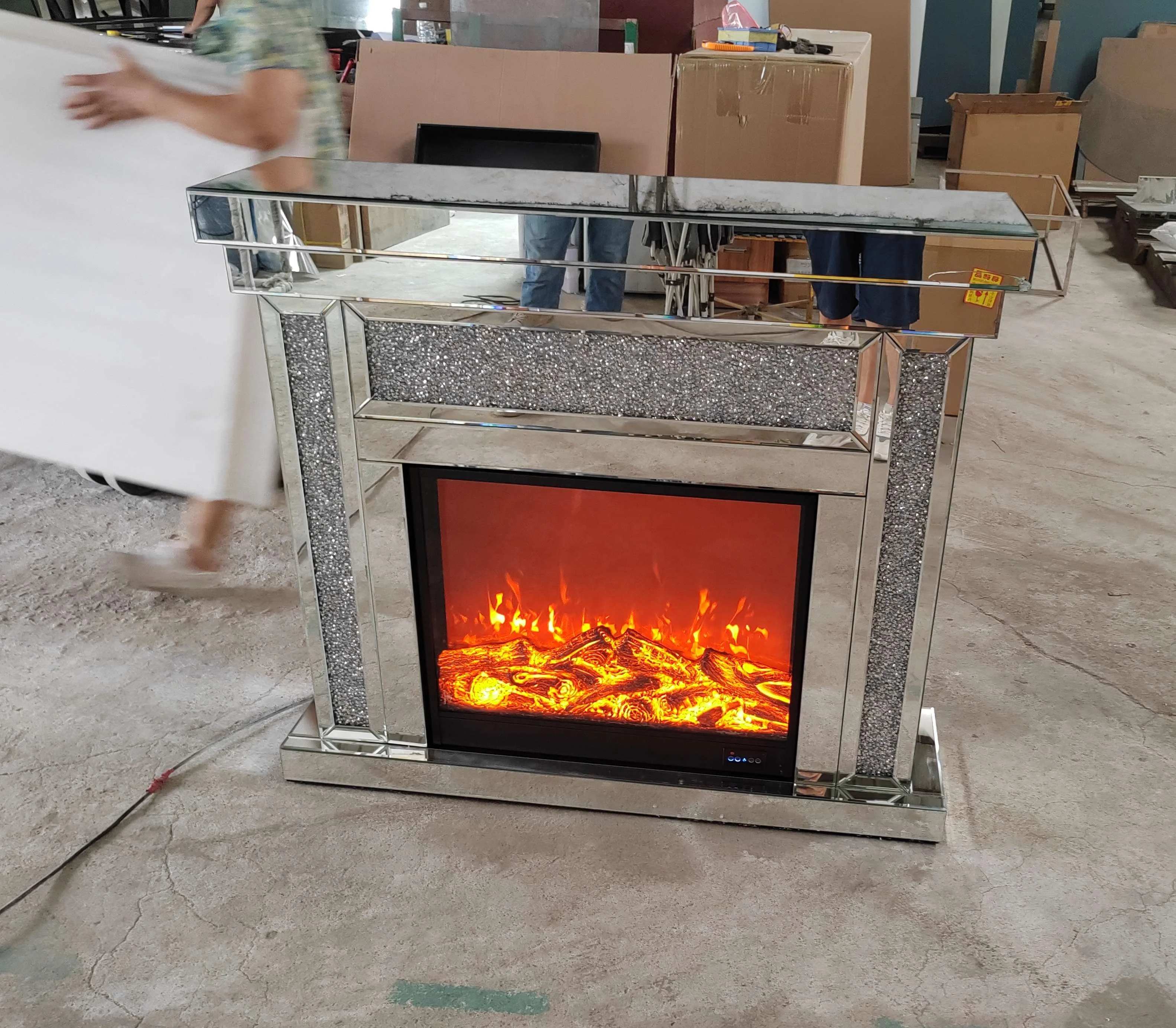 Moderner handgefertigter großer Diamond Crush verspiegelter Kamin aus Kristall für Heim- und