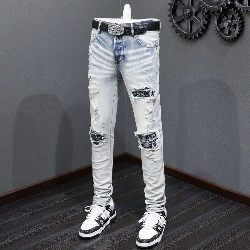 

Модные новые мужские джинсы с эффектом потертости, ностальгической эластичностью, зауженным кроем, перфорированными вставками, светло-голубые джинсы с эффектом потертости, в стиле хип-хоп.