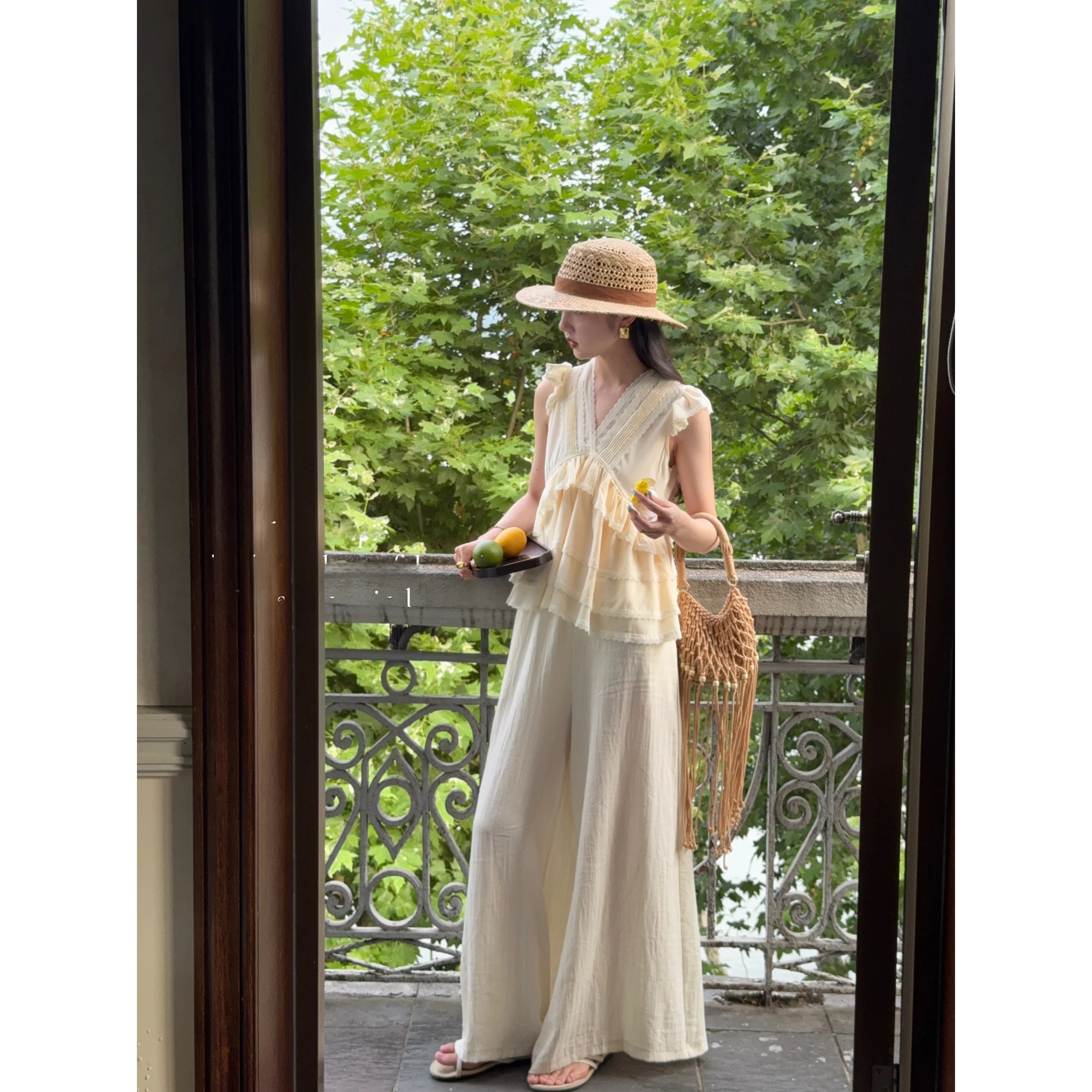 

Французский топ из полиэстера с пышными рукавами, V-образным вырезом, плиссировкой и кружевными вставками для женщин, летний сезон