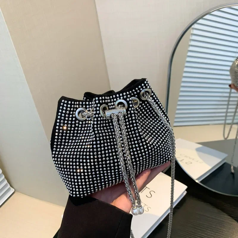 

Light luxury niche design chain shoulder messenger bag full of diamonds versatile fashion mobile phone bag