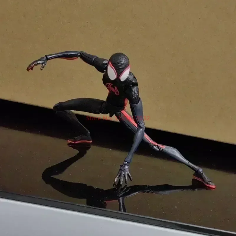 Tokoh aksi Spider-Man Hottoys Marvel S.H.Figuarts Miles Morales Gwen Stacy Spider-Man melintasi figur mainan Spider-Verse