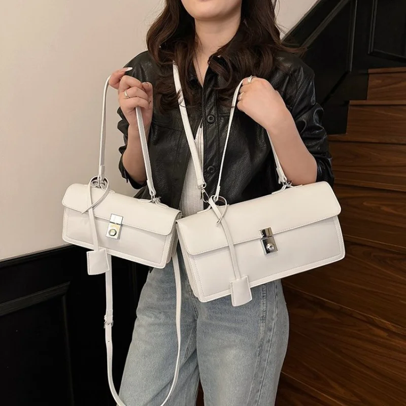 

Fashionable Women's Crossbody-Bag Made Of Fine Leather Boasting Trendy Famous Lasting Look​