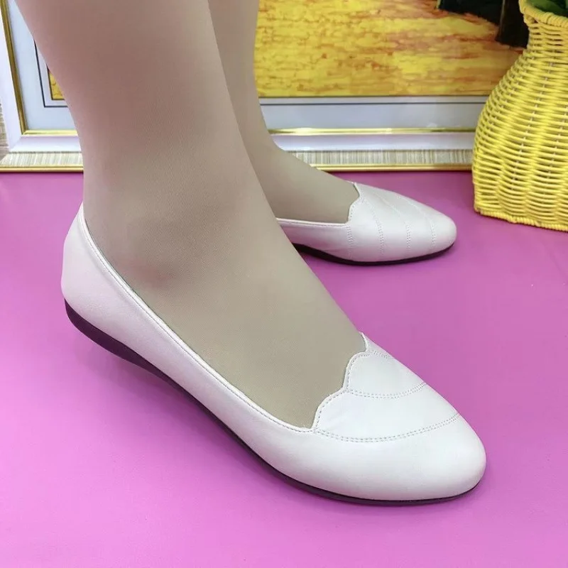 Spring and Autumn Women Plus Size Black Soft Leather Comfort Work Shoes Lady Classic Pointed Toe White Single Shoe Board Shoes