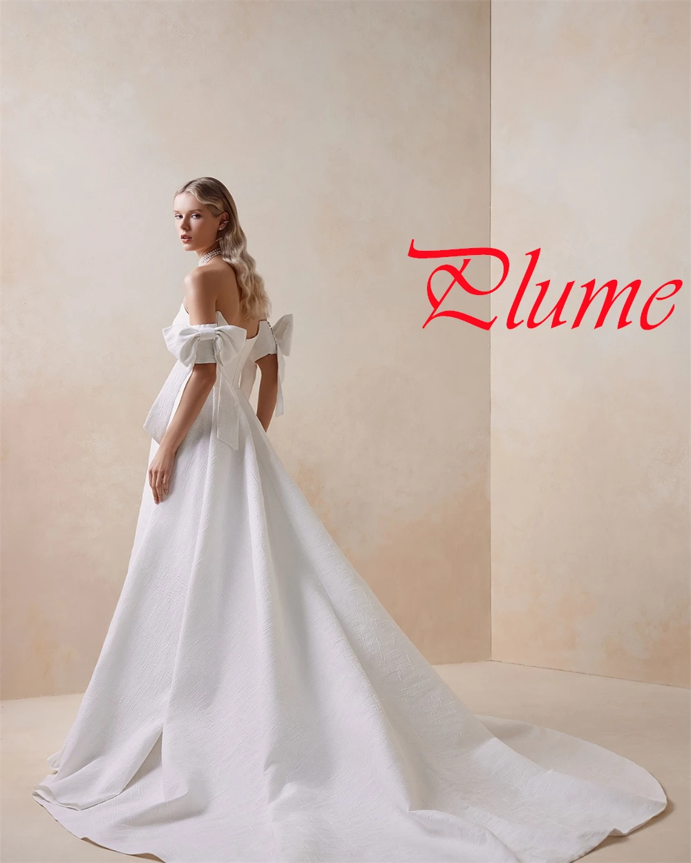 Exquisitos vestidos de novia de satén blanco personalizados, vestido de novia sencillo sin tirantes con hombros descubiertos, vestido de novia con cola de capilla y espalda abierta