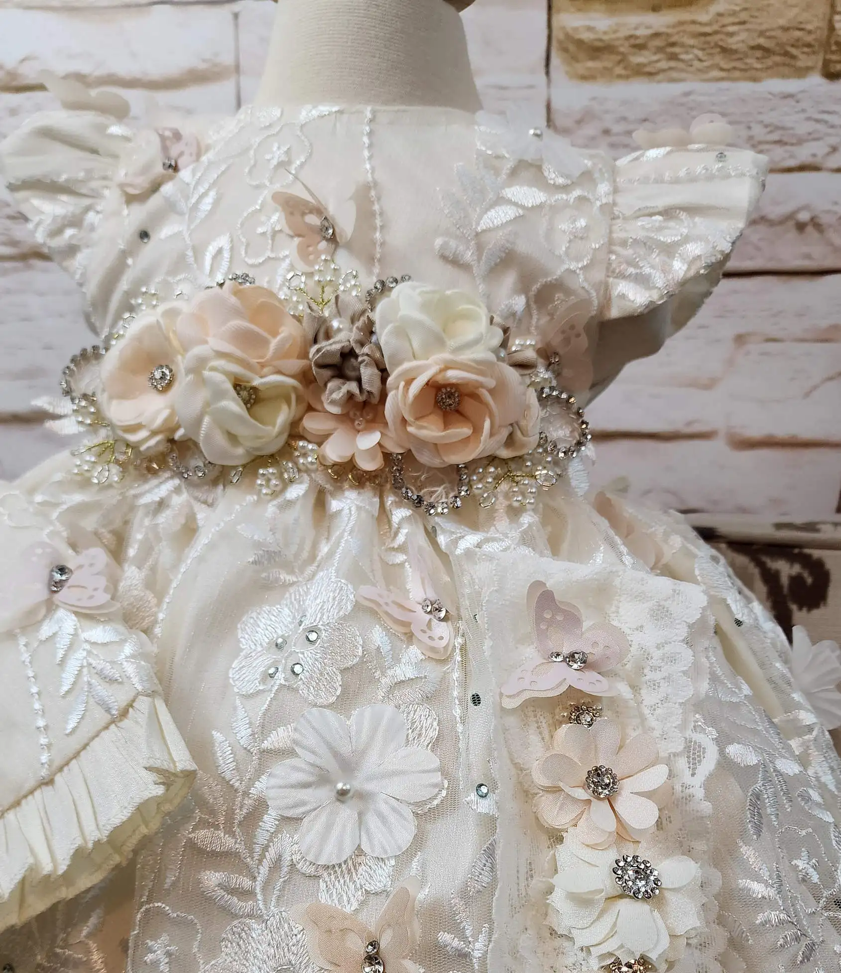 Luxury Beaded Christening Gowns For Baby Girls Hand Made Flowers Appliqued Pearls Baptism Dresses First Communica