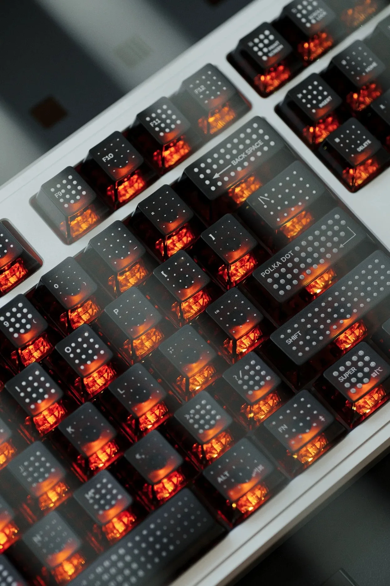 Polka dot patterned transparent keycaps with personality, suitable for mechanical keyboards