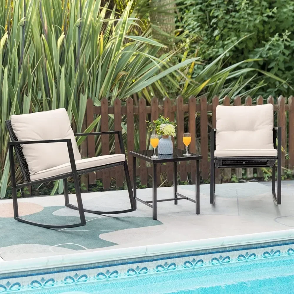 Rocking Wicker Bistro Set, Mobília ao ar livre do pátio, Conjuntos de Conversa com Cadeiras e Mesa de Vidro, Bege, 3 Pcs