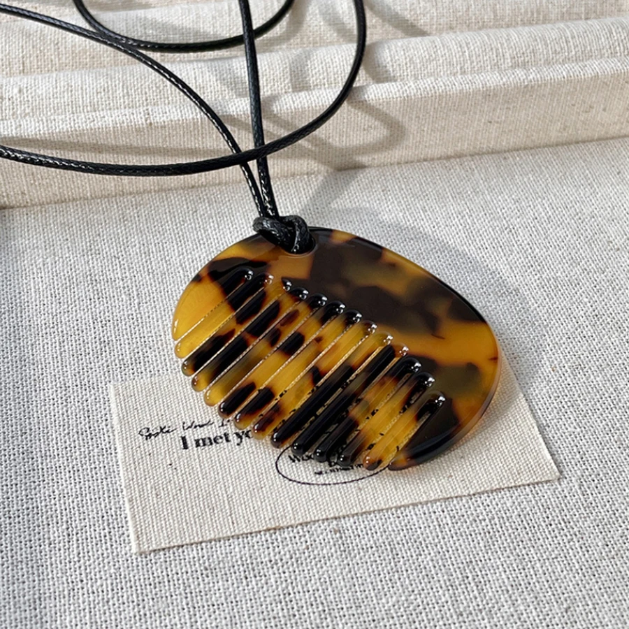 Fashionable Comb Pendant Necklace for Styling Fringe Portable Sturdy Acrylic Jewelry Accessory for Women Ladies Daily Use