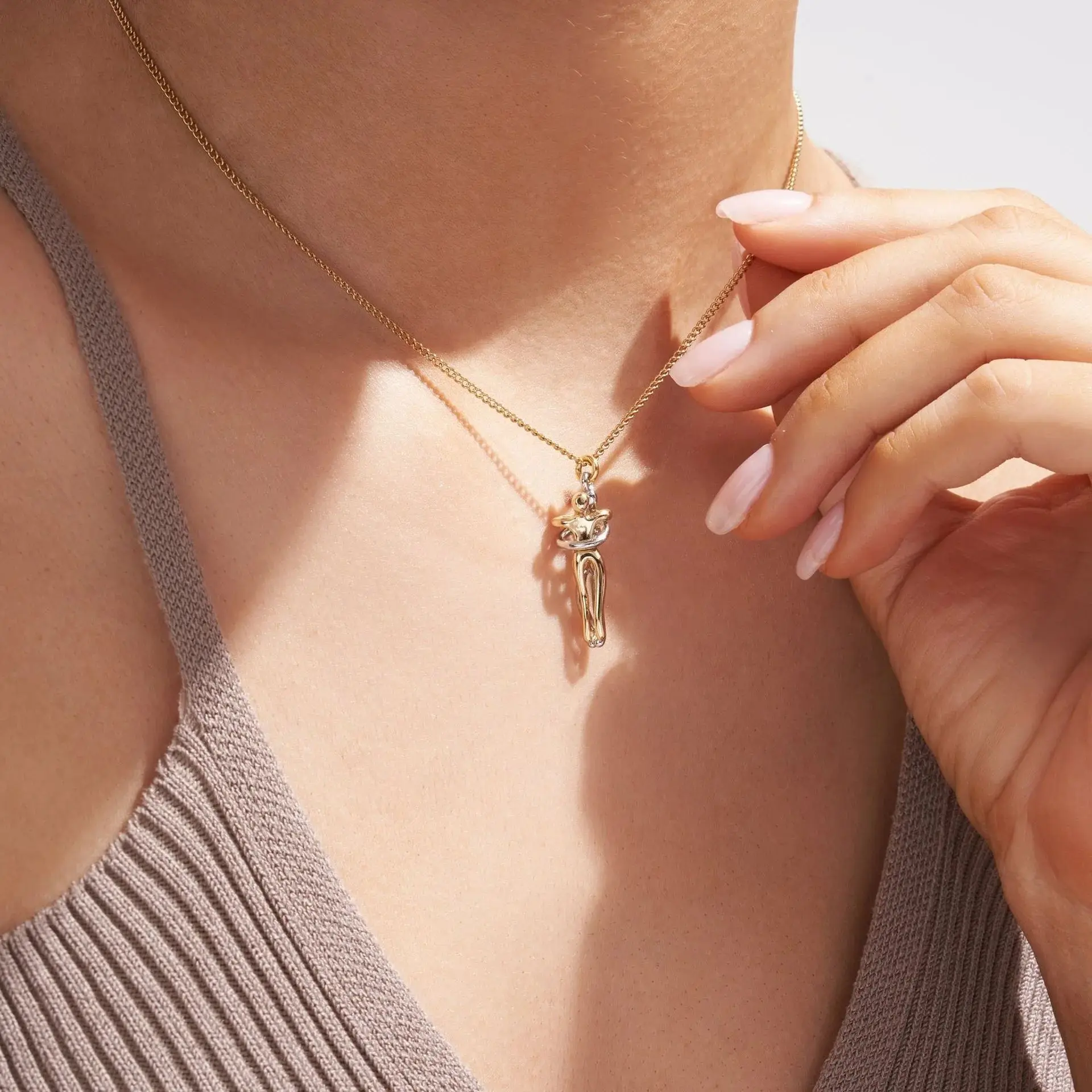 

Hip Hop Chic Hug Pendant Necklace for Couples - Elegant Love Symbol,Perfect for Party & Daily Wear Jewelry Gifts
