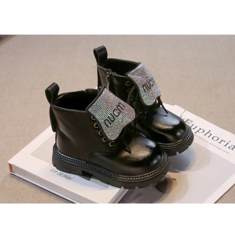 الأطفال أحذية بوت قصيرة غير رسمية 2025 الصيف سميكة سوليد النمط البريطاني أحذية واحدة العصرية الفتيان والفتيات أحذية بوت قصيرة