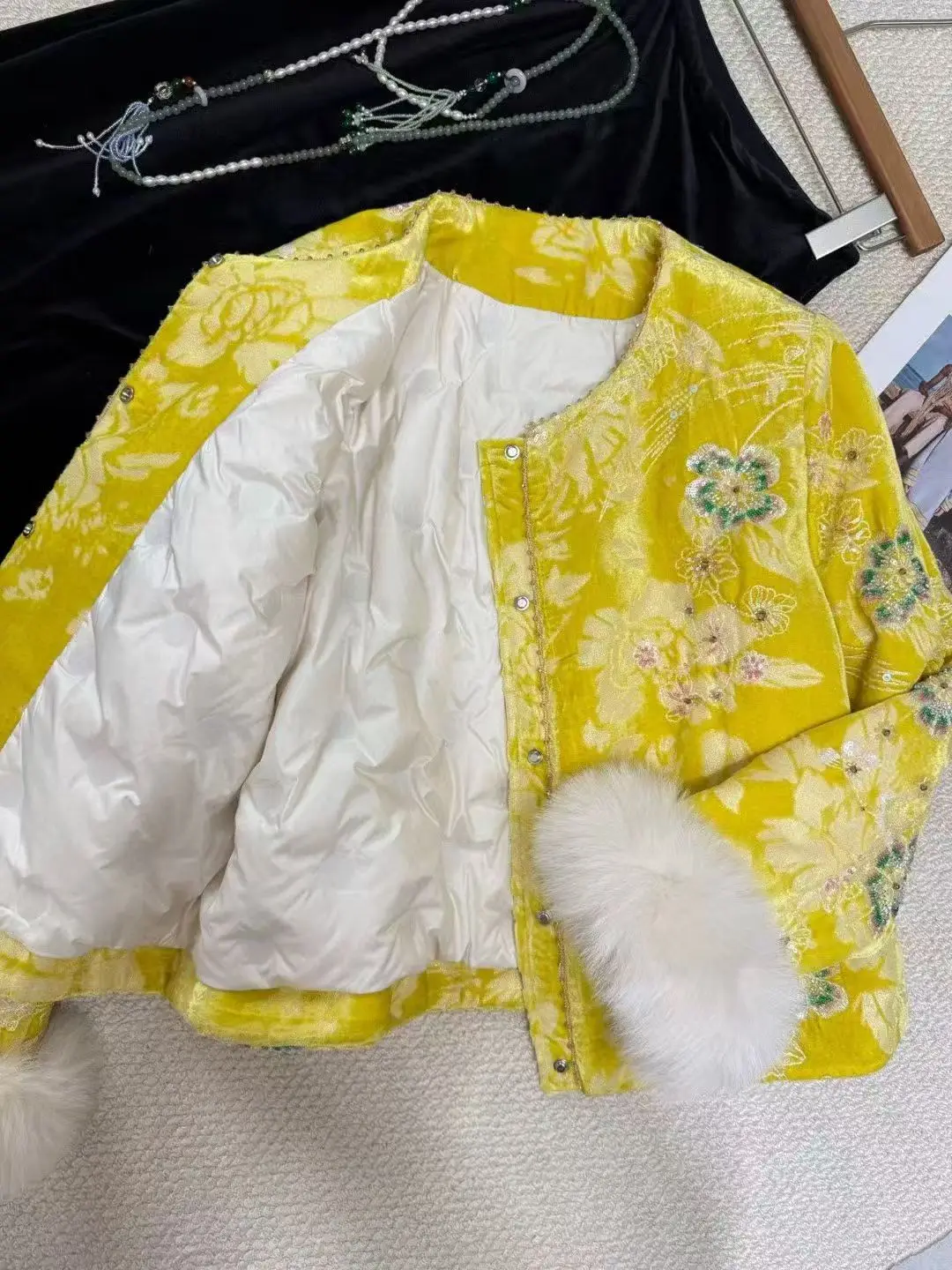 ملابس نسائية جديدة على الطراز الصيني لشتاء 2025 سترة عصرية ودافئة مع تطريز مطرز بأكمام طويلة من فرو الثعلب