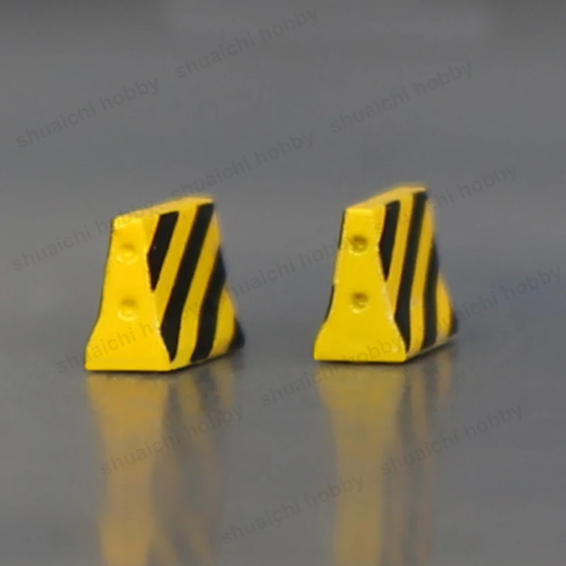 2PCS 1/200 Scale Concrete Isolation Bollard Model Resin Traffic Barrier with Yellow-black Stripe Ground Service Scene Accessory