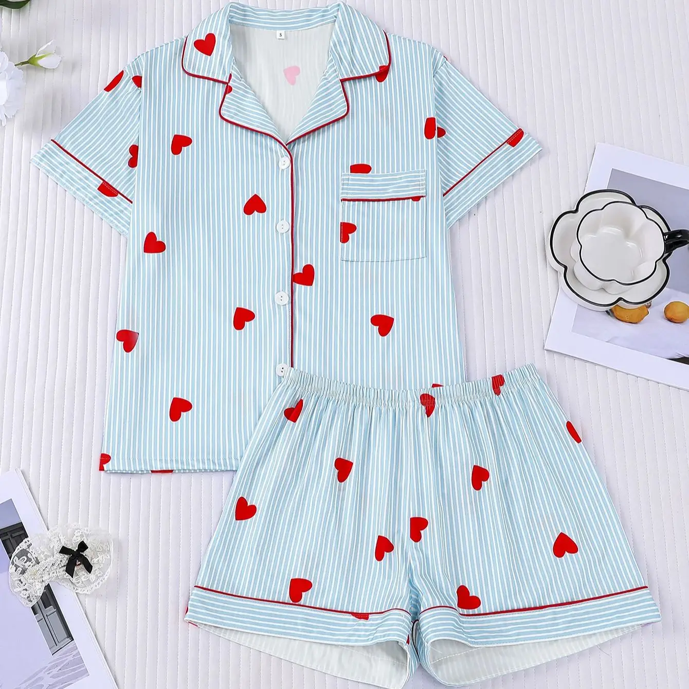 

Женская пижама с принтом в виде сердечек и полосками на День святого Валентина: топ с коротким рукавом на пуговицах + шорты, комплект из 2 предметов, милый и свежий домашний костюм