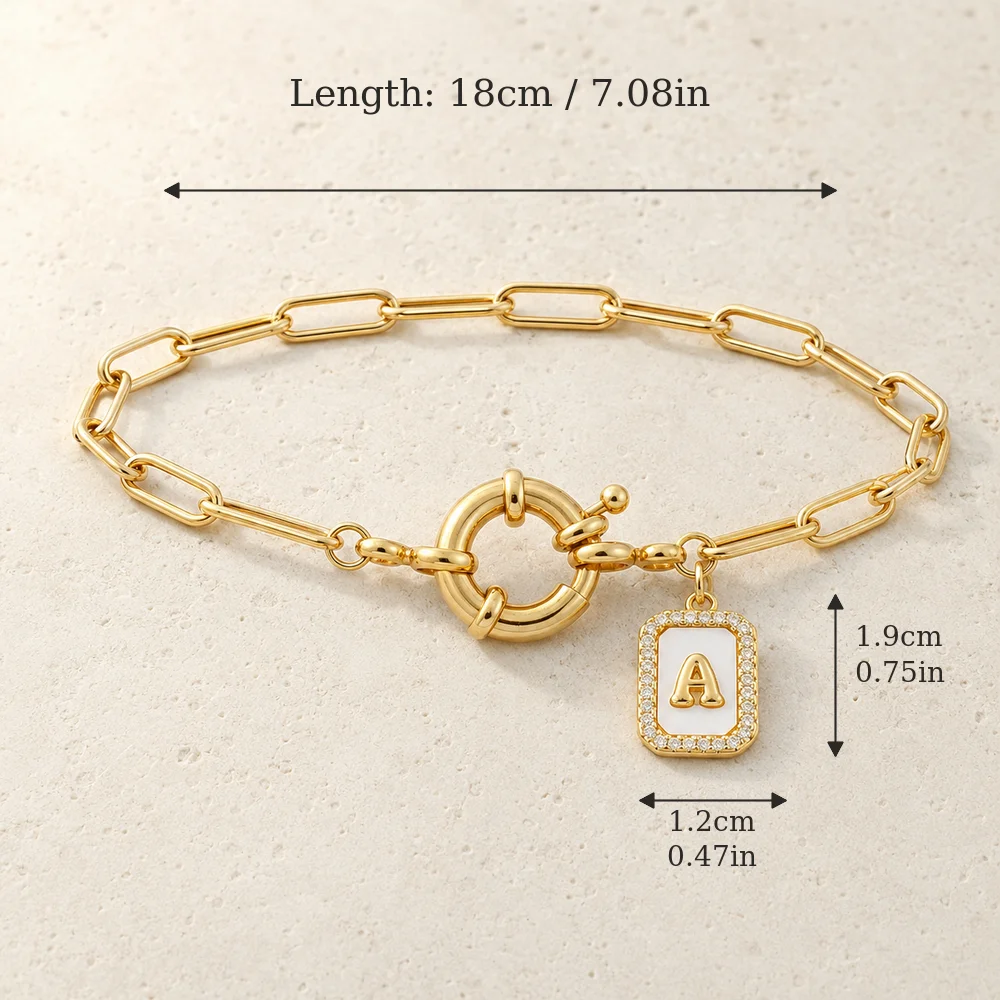 Initial-Charm-Buchstaben-Paperclip-Kettenarmband, vergoldet, für Damen und Herren, mit Knebelverschluss und Zirkonia-Anhänger, für Feiertage und Partys – Detail 4