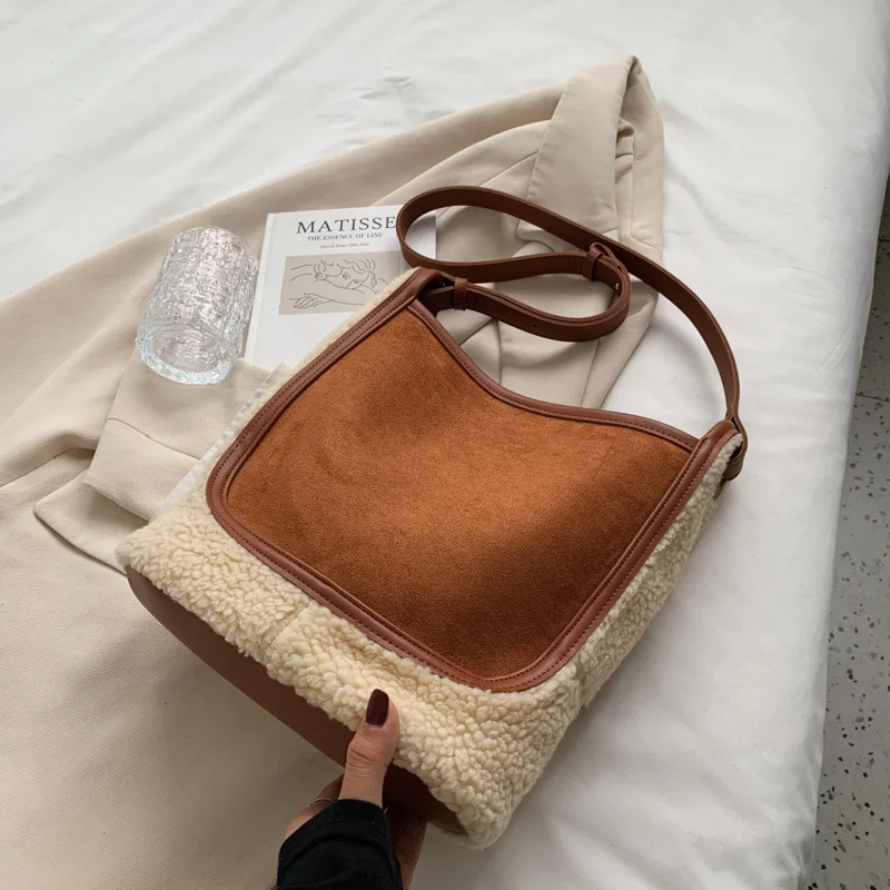 Borsa grande borsa a tracolla da donna di grande capacità 2023 nuova borsa a tracolla in lana di agnello autunno e inverno borsa a secchiello
