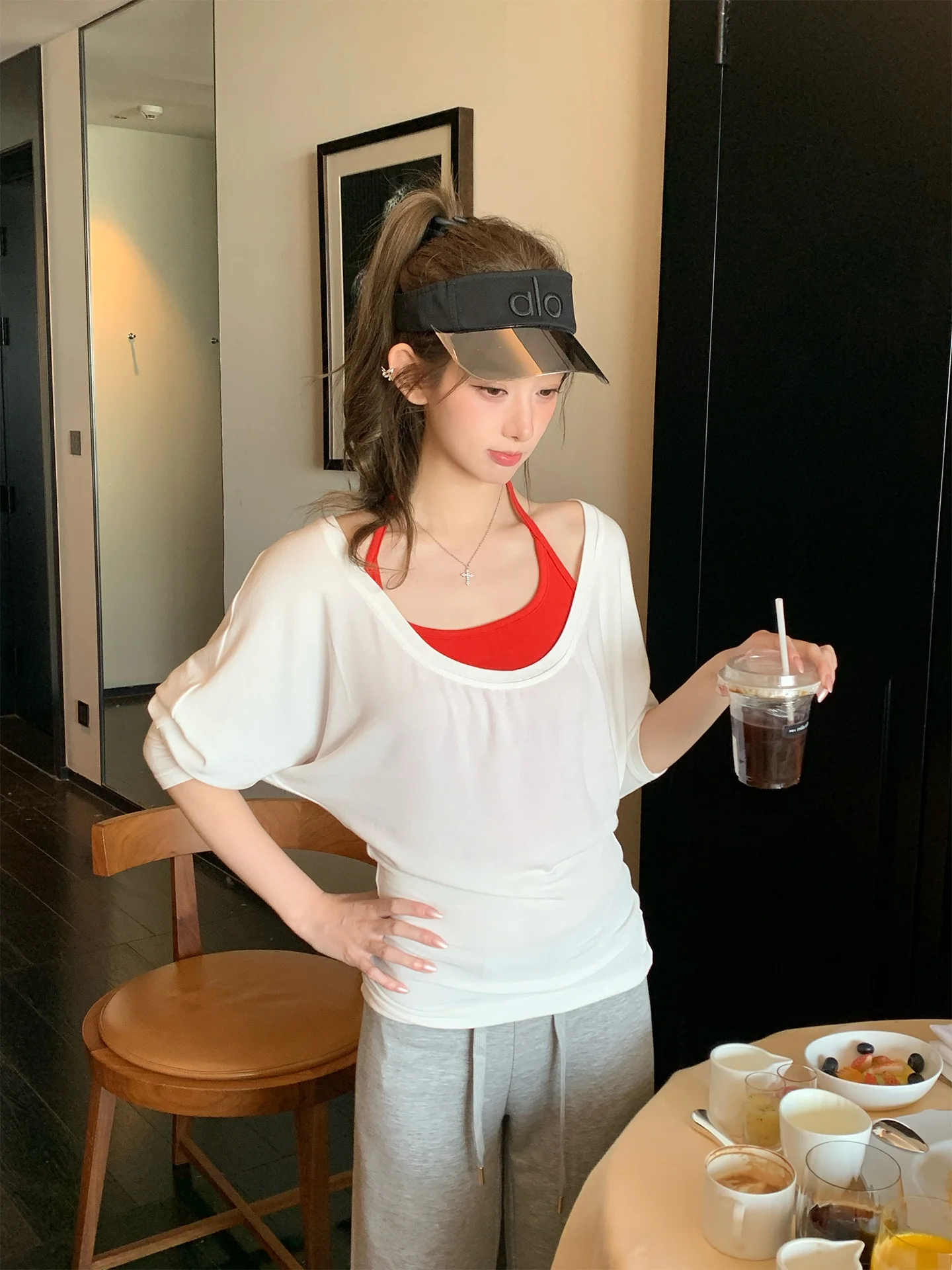 

Модный комплект из двух предметов: футболка с длинным рукавом и белая накидка, женский, весна-лето, новый, красный топ на бретельках, повседневный стиль