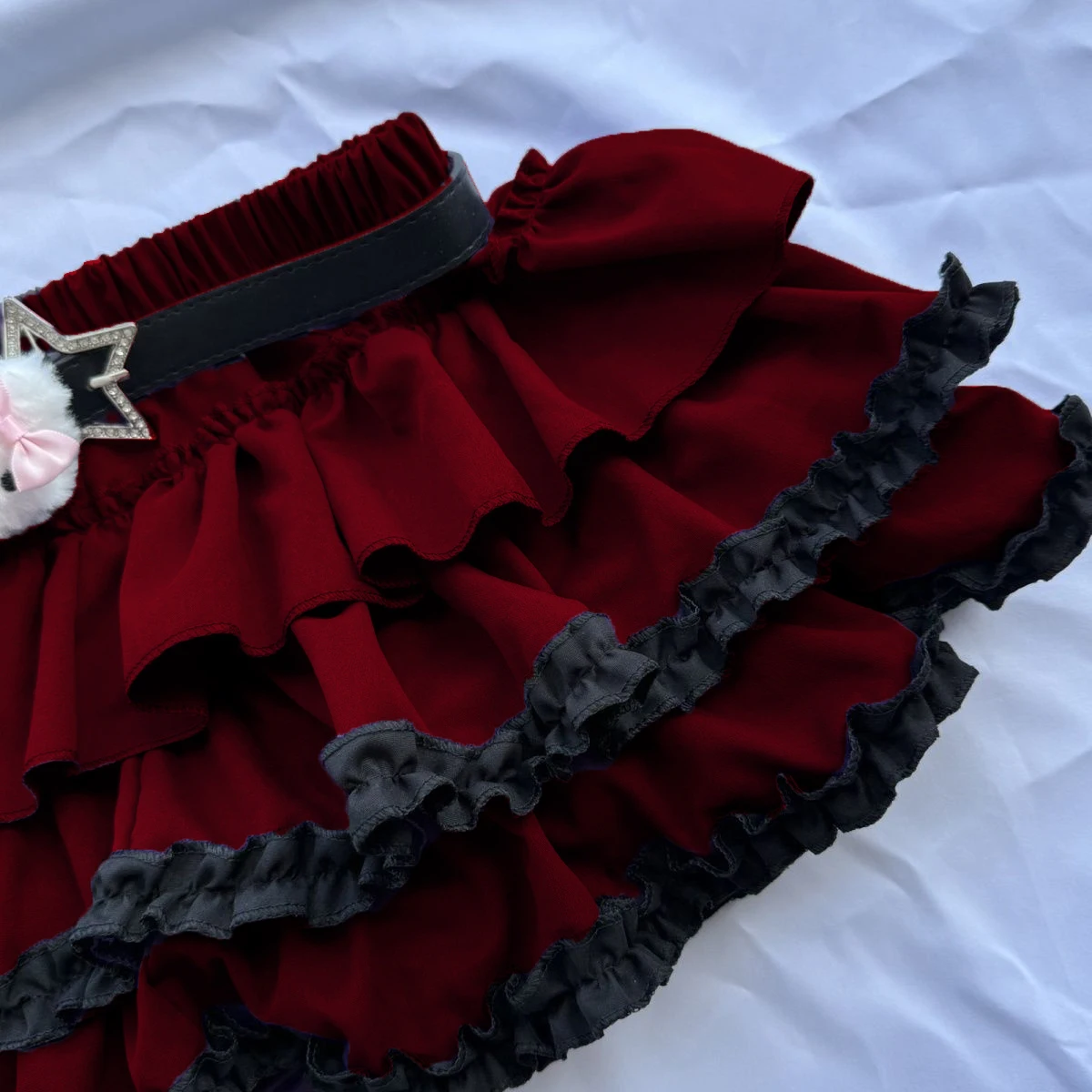 Trend w stylu Harajuku: krótka spódniczka w kształcie dyni, spódniczka typu cake puff, subkultura Y2K, styl spicy girl, styl punk girl, spódniczka do połowy łydki zapobiegająca odsłanianiu.