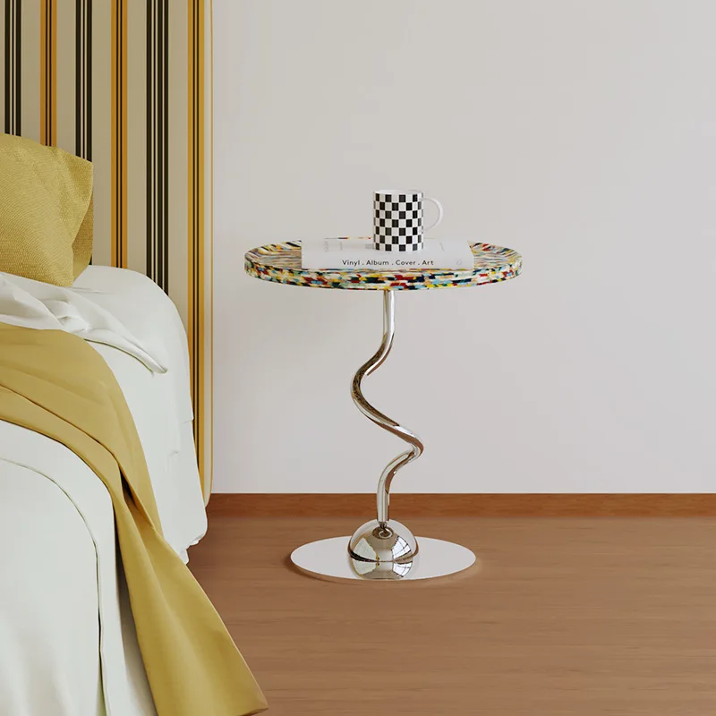 جانب الأريكة الإبداعية عدد قليل من طاولات القهوة الصغيرة المستديرة البسيطة بجانب السرير وطاولة غرفة النوم مصممة ركن غرفة المعيشة وعدد قليل من الشرفات والقهوة #1