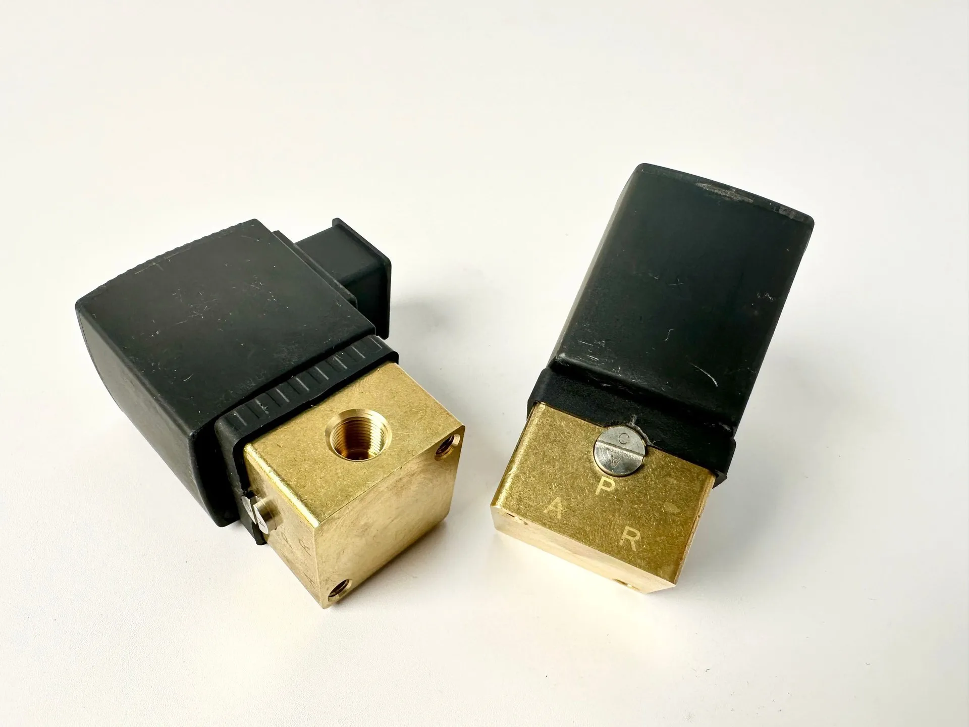 Parts Factory OutletSelf Holding Coil Two Position Three-way Brass Solenoid Valve With Manual Switch Energy-saving Pulse Valve