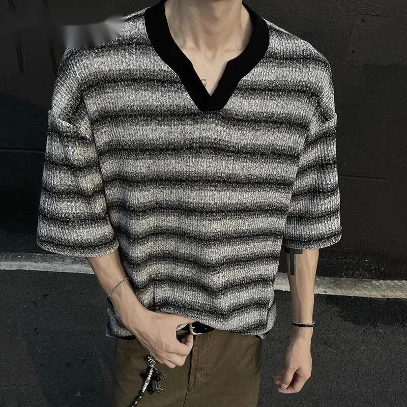 New Summer Men's Tops V-neck Striped Design Contrast Color Tees Knitting Short Sleeved Loose Male T-shirts Niche ZSS3