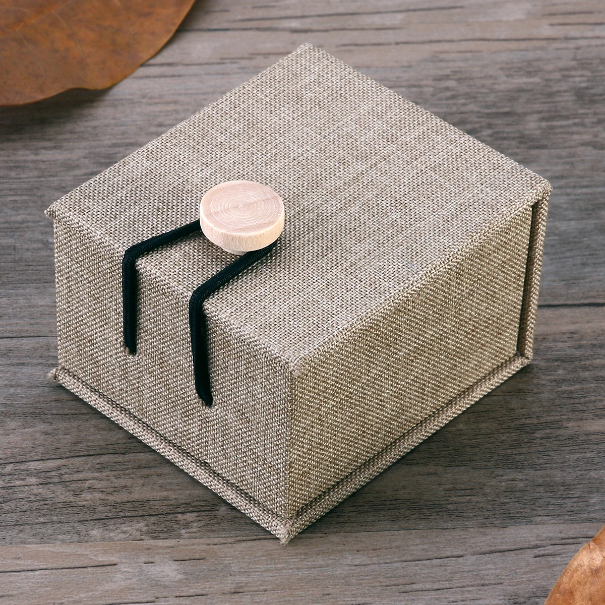 

Wooden Pendant Gift Box Rustic Linen Surface Durable Beige Jewelry Gift Boxes with Lid Chic Pendant Jewelry Box
