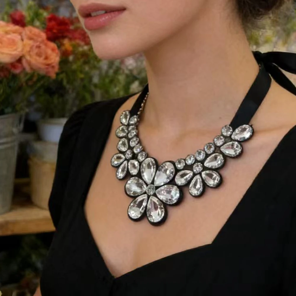 

Elegant transparent resin jewelry with multicolored flowers, simple and beautiful, necklace for parties and daily wear