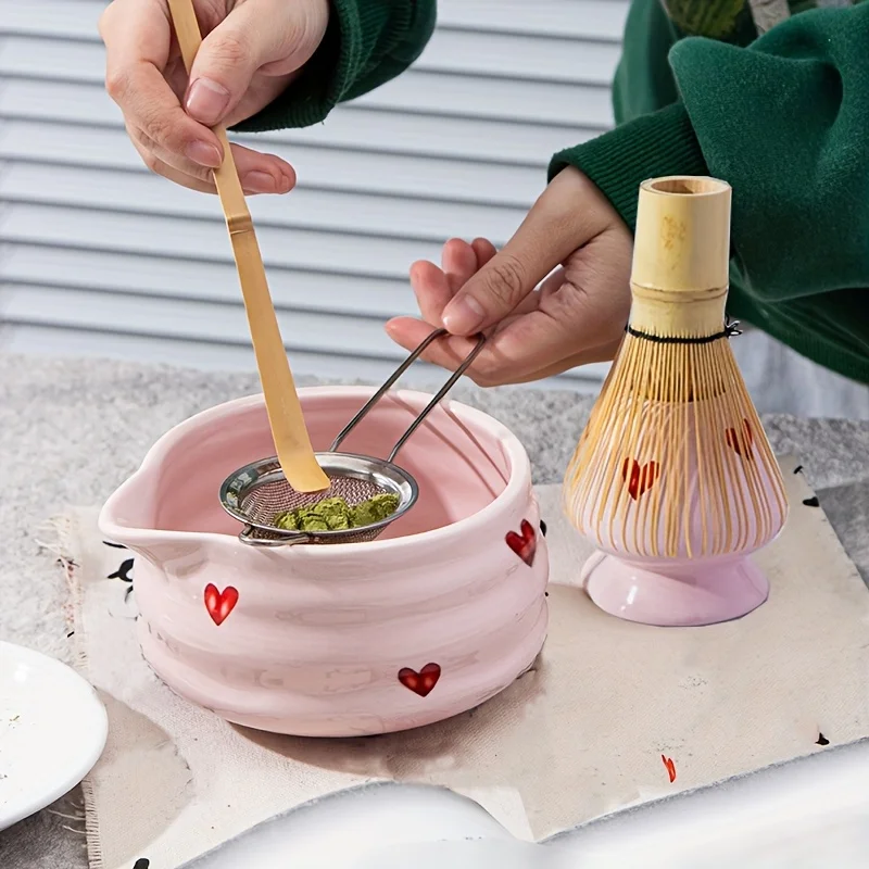 Juego de 5 piezas de batidor de matcha de cerámica con forma de corazón rosa, tazón con boquilla, soporte para batidor de bambú, cuchara y tamiz - Kit de regalo para amantes del té