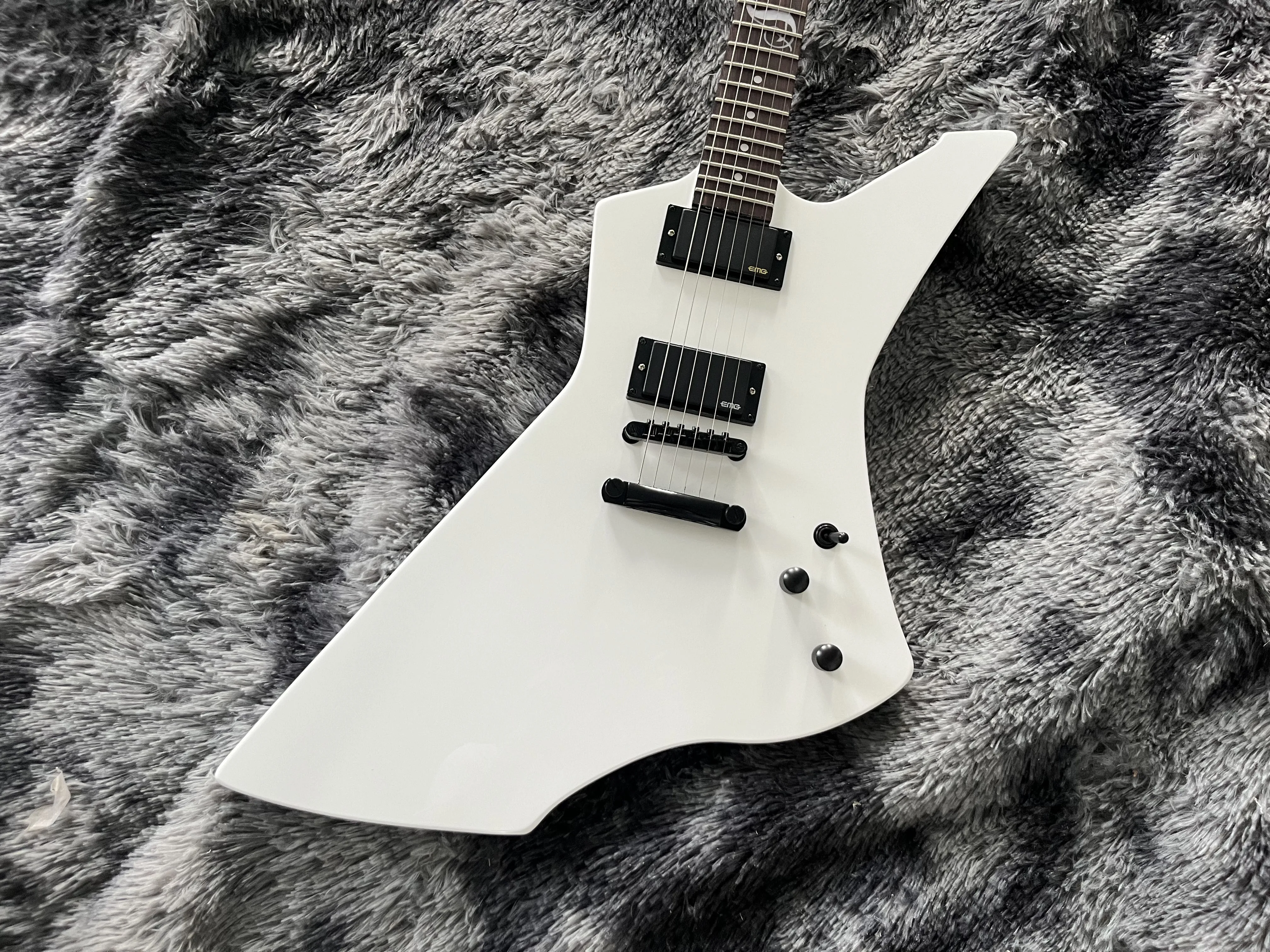 China\'s  Becoda  electric guitar OEM shop White And Black Color 6 Strings