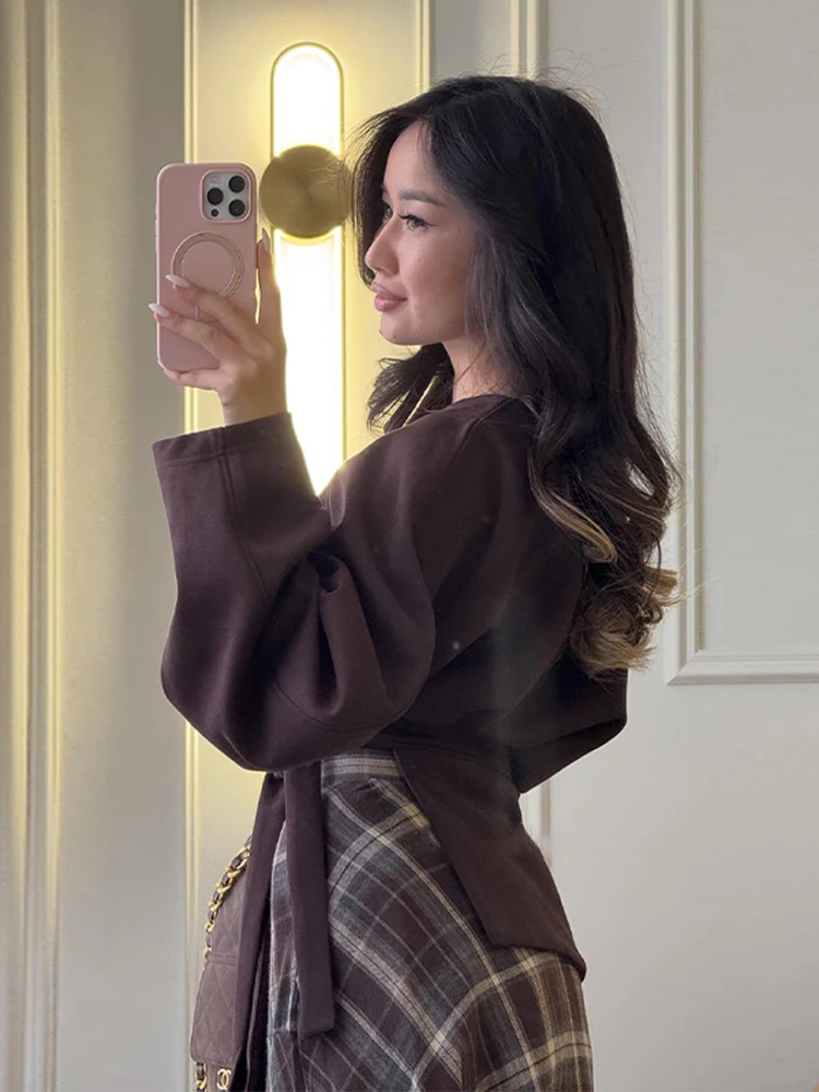 Komplety damskie w kratę: top z dekoltem okrągłym i podkreśloną talią oraz długa spódnica w kształcie litery A, nowa kolekcja wiosna 2026, codzienne ubrania damskie.