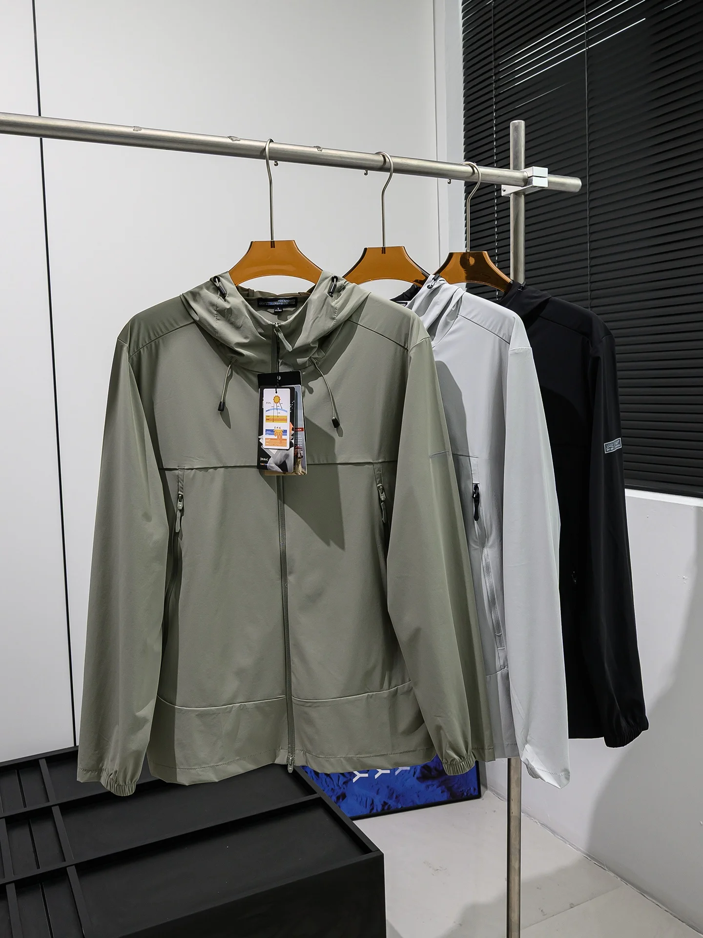 

Outdoor Brick Professional Men's Laser Perforated Quick Dry Sun Protection Jacket Breathable Sweat Wicking Long Sleeve Zipper...