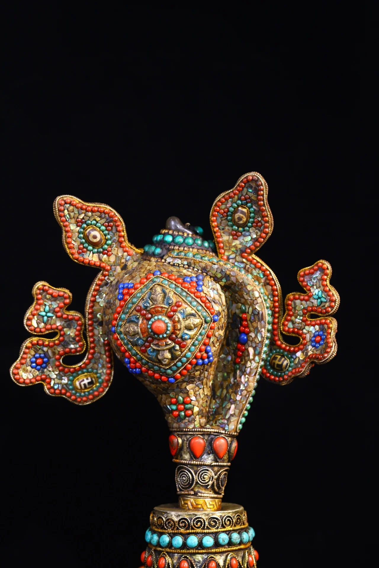 

13"Tibetan Temple Collection Old Natural Crystal filigree Mosaic Gem gZi Beads Conch base Buddhist utensils Town house Exorcism
