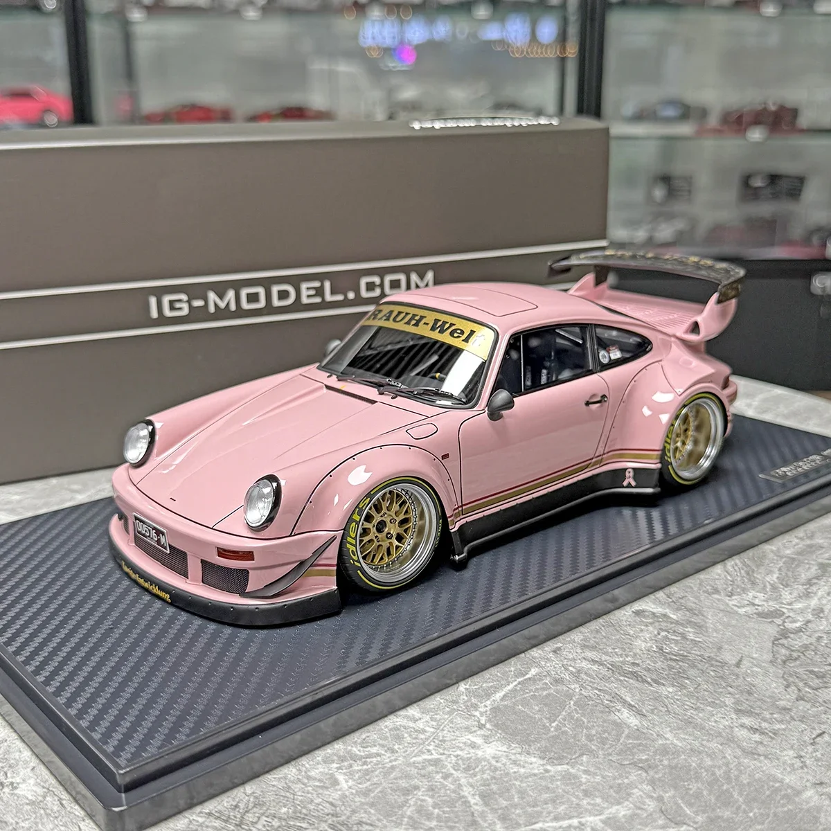 

IG 1:18 RWB 930 Pink JDM Simulation Limited Edition Resin Metal Static Car Model Toy Gift