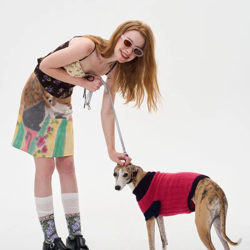 Camiseta de media falda con estampado de perro dibujado a mano para mujer, Top de verano con grafiti de América y Japón, vestido de línea a DE ALTA espera, 2024