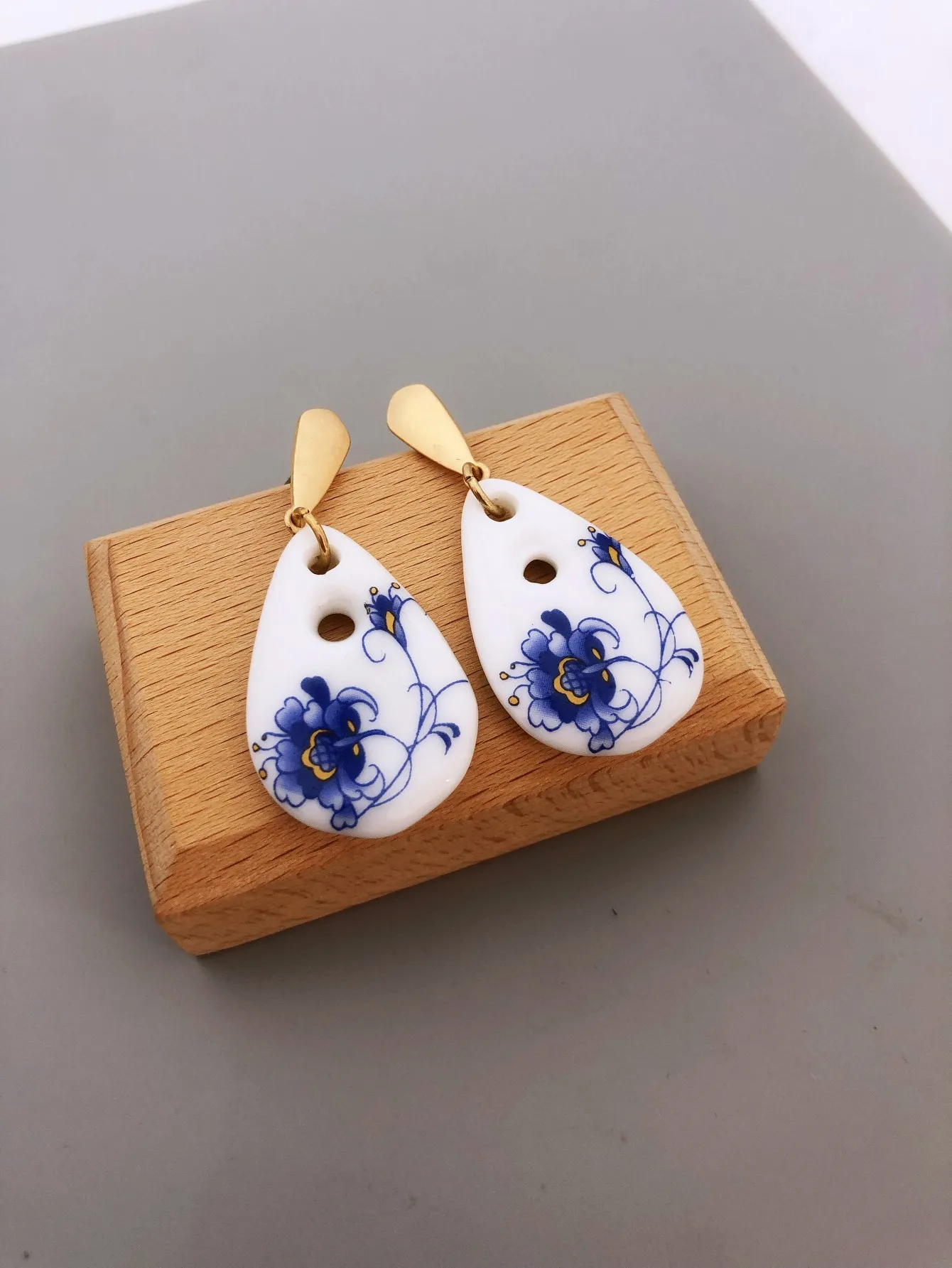 Chic Ceramic Water Drop Earrings for Women, Suitable for Everyday Wear and Special Occasions