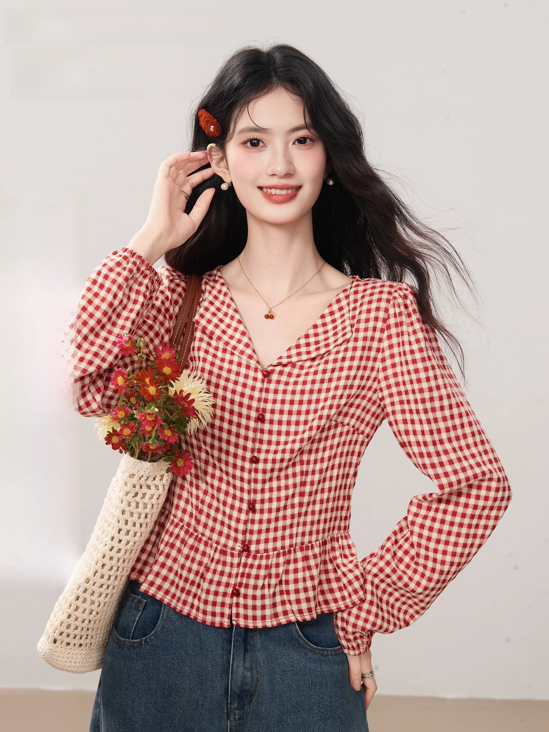 

Красная клетчатая свободная женская рубашка Ling Jiu: милый и стильный дизайн, осенне-зимняя мода, элегантный дизайн, из полиэфирного волокна, с длинными рукавами, V-образный вырез.