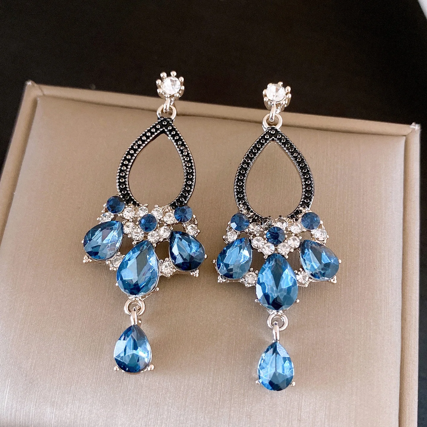 

Ethnic Style Blue Water Drop Rhinestones Dangle Earrings for Women Retro Temperament Geometric Hollow Tassel Earrings Jewelry